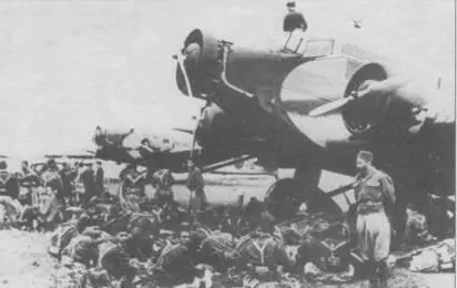 Марокканские солдаты ждут у самолетов команды на погрузку В июле 1936 г - фото 39
