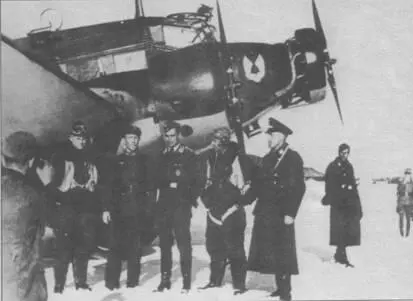 Немецкие летчики фотографируются у юнкерса из группы KGrzbV 105 на одном из - фото 44