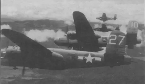B25J и В25Н из 12й бомбардировочной группы заходят на цель в Южной Италии - фото 50