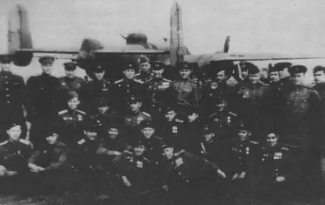 Личный состав 362го полка после награждения 1944 г На заднем плане Б25ДП - фото 62