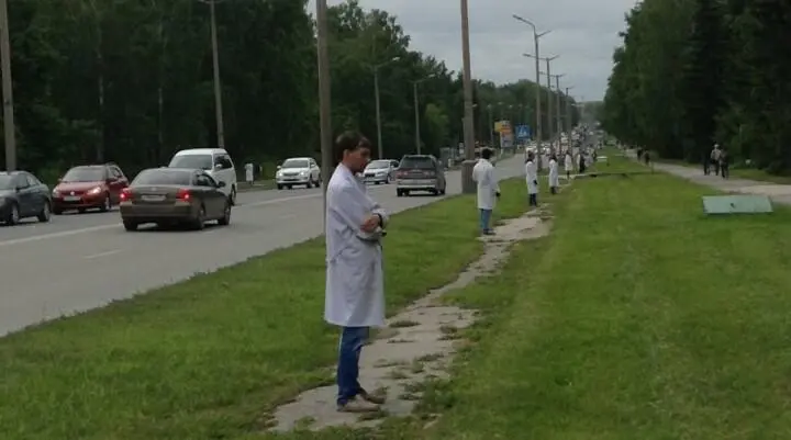 Молодые люди выступали с требованием сделать работу Правительства более - фото 100