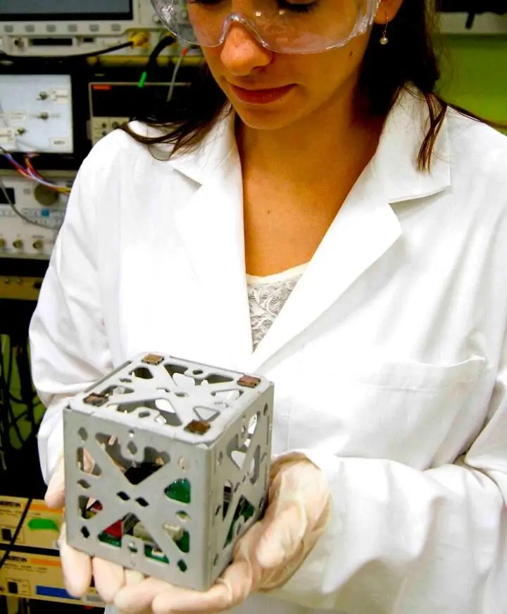 Для понимания размеров типичный наносателлит формата CubeSat в руках у - фото 79