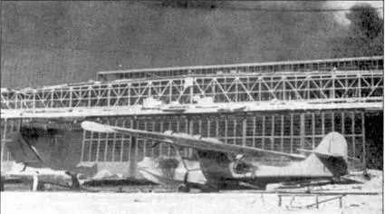Поврежденная летающая лодка PBY5 Catalina на фоне разрушенного ангара базы - фото 80