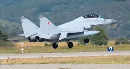 МиГ29М2 прибывает на авиабазу Сляч 29 августа 2012 г Участниками - фото 39