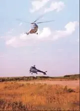 Ох и трудная это работа Экипаж Ми8 после эвакуации вертолета Ми2 Слева - фото 89