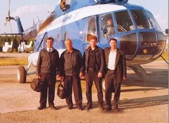 Экипаж Ми8 после эвакуации вертолета Ми2 Слева направо М Сметанин В - фото 90