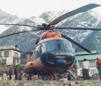 Наш вертолет в Лукле небольшом поселке перевалочной базе для альпинистов - фото 95