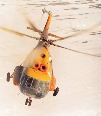 Вертолет Ми8 взлетающий над снежным покровом запечатлен телеобъективом с - фото 97