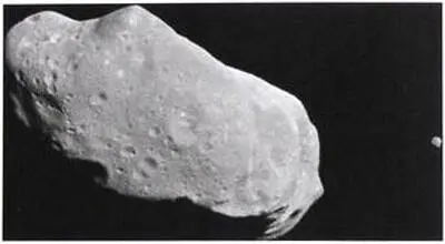 Рис 8 В 1993 году на пути к Юпитеру зонд Галилео сфотографировал астероид - фото 268