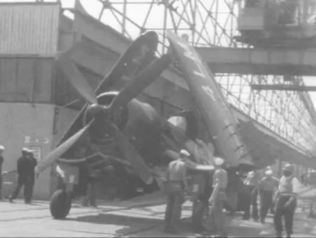 F4U4 из штабной эскадрильи HEDRON 11 несли код LM Корсар на снимке - фото 158
