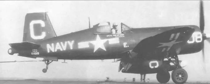 F4U4 BuNo 81619 из VF41 Black Aces только что поймал трос при посадке на - фото 162