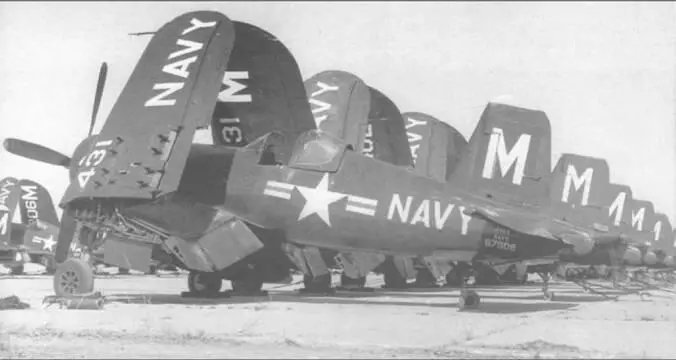 F4U4 из VF64 и Корсары из VF63 на стоянке авиабазы Санта Роза Калифорния - фото 169