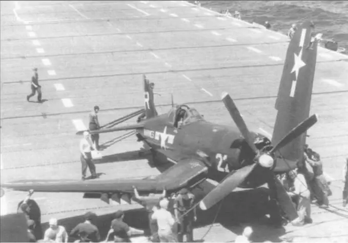 F4U4 BuNo 81712 из VMA332 получил незначительные повреждения врезавшись в - фото 170