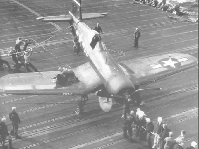 F4U1D КМП из VMF124213 зацепился за трос на полетной палубе авианосца - фото 77