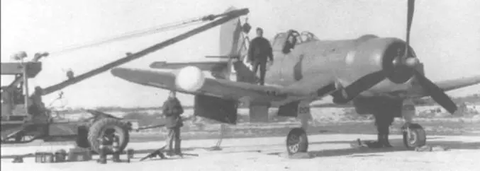 На этом F4U2 BuNo 3201 удерживаемом с помощью крана в полетном положении - фото 91