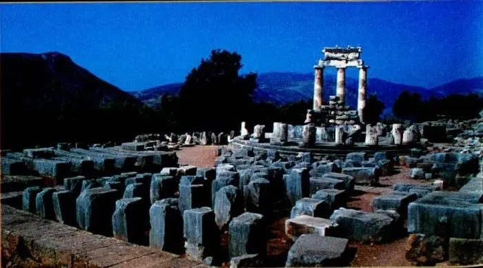 Развалины небольшого храма богини Афины в Дельфах На этой фотографии - фото 42