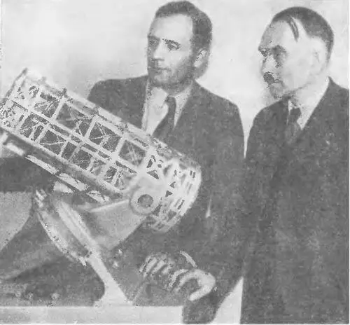 Э Хаббл п Р Толмен у макета 200дюймового рефлектора 1931 г - фото 16