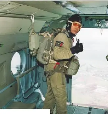 К прыжку готовится Герой России ИЕ Тарелкин Надо отметить что полеты и - фото 15