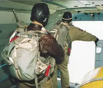 Надо отметить что полеты и парашютное десантирование снимали на видеопленку с - фото 16