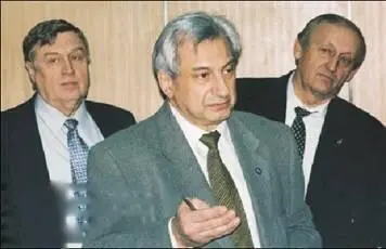 Слева направо главный конструктор ПС Изотов и генеральный конструктор - фото 18