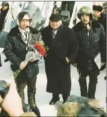 СВМихеев с летчикамииспытателями после полета Вертолет оснащен двумя - фото 23