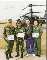 Летчикиспытатель А Смирнов со своими корейскими коллегами Генеральный - фото 70