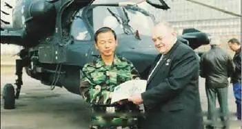 Генеральный конструктор СЖМихеев вручает сертификат о выполнении полета - фото 71