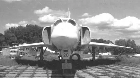 Носовые части Ту22М2 разных выпусков отличались заделкой мест крепления штанг - фото 18