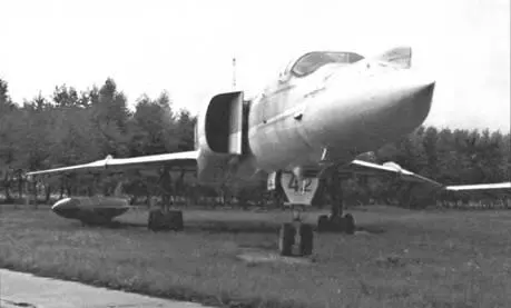 Носовые части Ту22М2 разных выпусков отличались заделкой мест крепления штанг - фото 19