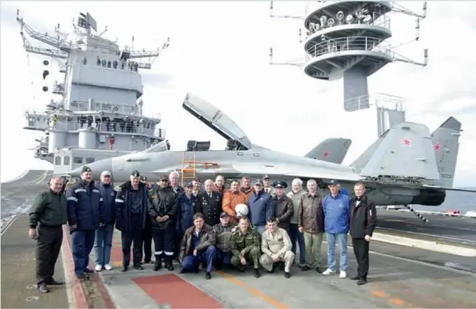 После первой посадки МиГ29КУБ на борт Викрамадитьи 28 июля 2012 г В центре - фото 25