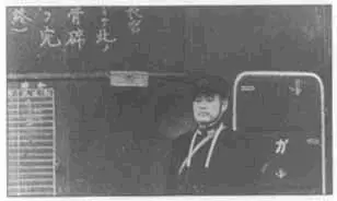 Командир японского авианосца Секаку наблюдает ранним утром 7 декабря 1941 - фото 4