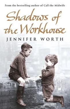 Jennifer Worth Shadows Of The Workhouse: The Drama Of Life In Postwar London обложка книги