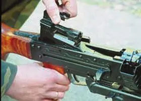 Извлечение затворной рамы из ствольной коробки Отделение ударника от затвора - фото 11