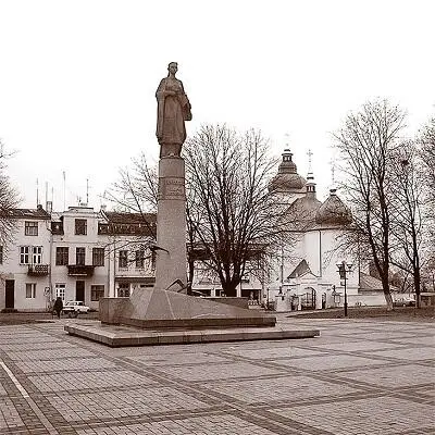 На главной площади Рогатина стоит памятник Роксолане Также в Рогатине имеется - фото 17