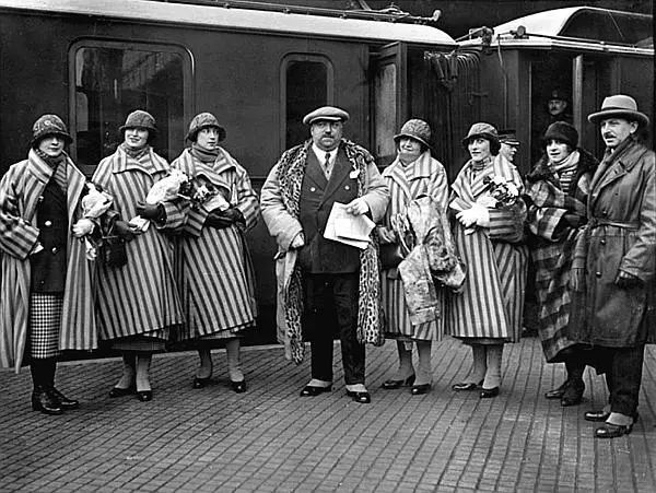 Поль Пуаре перед отъездом в Данию со своими манекенщицами 1925 год Свой модный - фото 41