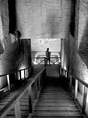 Рис 126 Спуск в погребальную камеру Рамзеса IX Фотография 2006 года 3 - фото 31