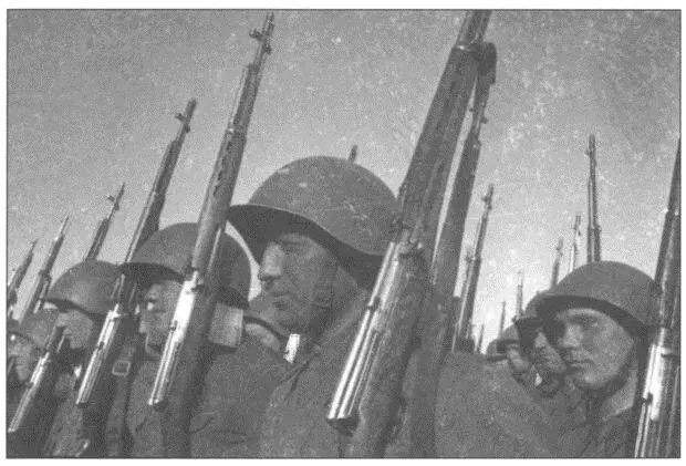 Советские пехотинцы Война на сельских улочках Немецкая пехота и танк - фото 14
