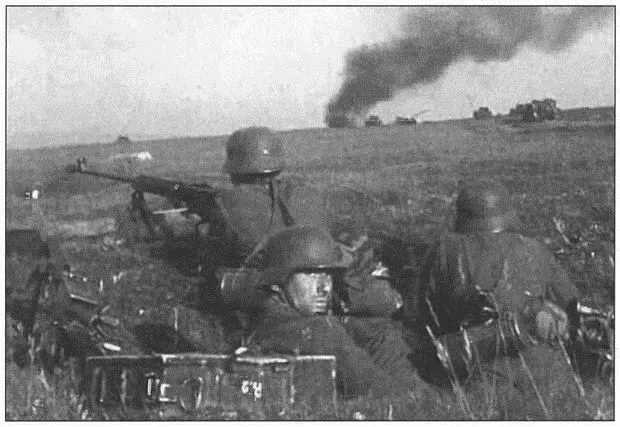Немецкий пулеметный расчет в окопе Вяземский котел 1941 г Последствия - фото 21