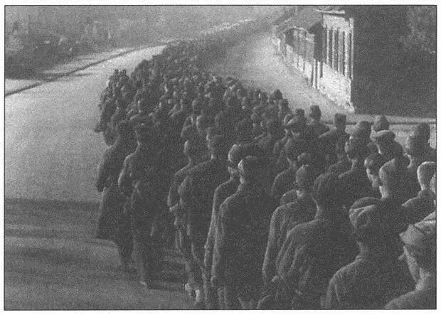 Последствия котлов 1941го пленные красноармейцы Немецкие офицеры в Вязьме - фото 23