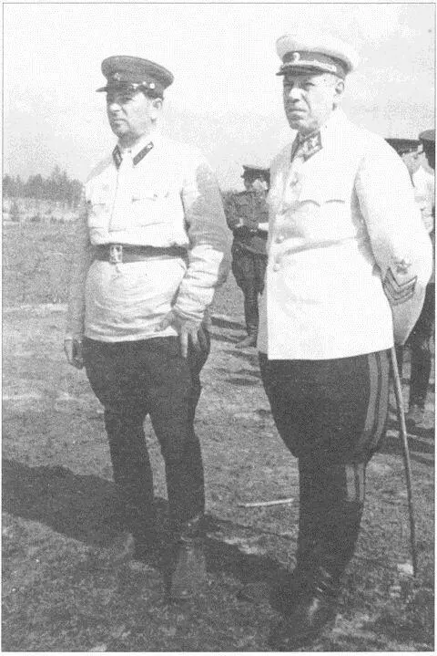 Армейский комиссар 1го ранга Л З Мехлис и Маршал Советского Союза БМ - фото 26