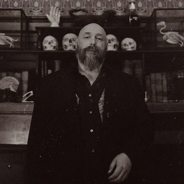 WARREN ELLIS is an author graphic novelist columnist and speaker His latest - фото 1