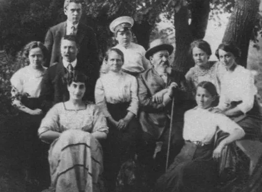Семья Зворыкиных Владимир стоит слева сидят в центре Елена Николаевна и - фото 6