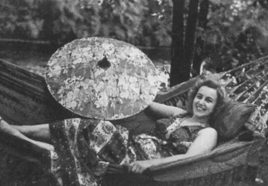 Катюша Полевицкая на даче 1930е В К Зворыкин в форме полковника армии - фото 20