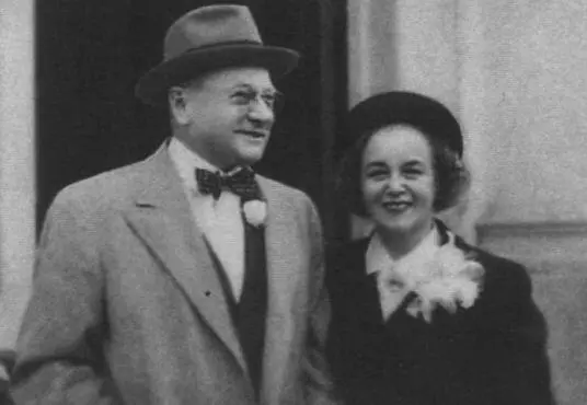 Владимир Козьмич и Екатерина Андреевна после церемонии бракосочетания 1951 г - фото 24