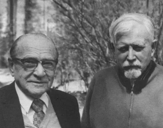 С академиком АН СССР Д В Наливкиным Комарово 1969 г В К Зворыкин на - фото 28
