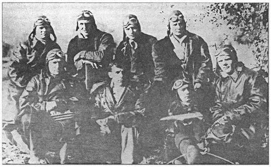 ПВ Рычагов среди боевых товарищей второй в верхнем ряду справа 1936 г - фото 27
