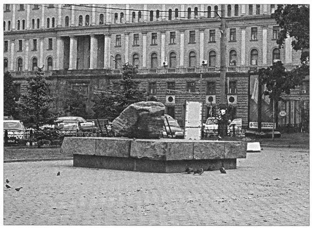 Соловецкий камень на Лубянской площади в Москве памятник жертвам Большого - фото 43