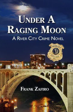 Frank Zafiro Under a Raging Moon обложка книги