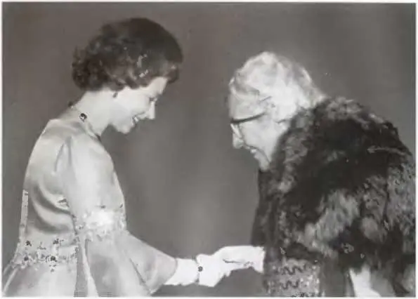 Королева Елизавета II жалует 80летней миссис Агате Мэллоун Кристи титул - фото 26