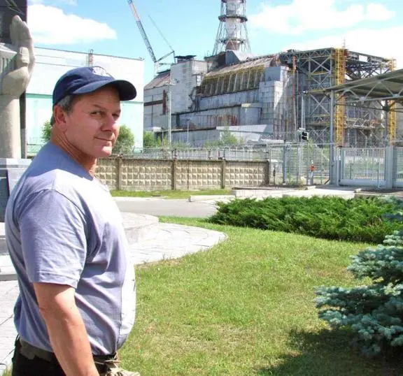 Foster standing in front of the Ukraines ruined Chernobyl nuclear power plant - фото 10